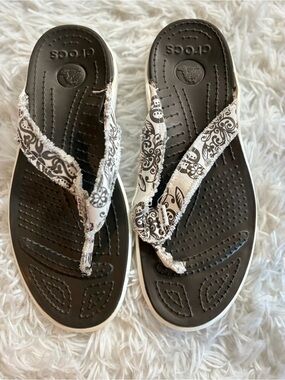 CROCS Santa Cruz Surf Paisley Flip Flops Canvas Beach Sandals Rubber Resort 10